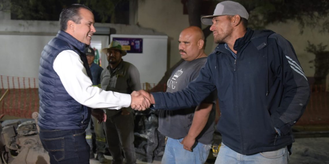 Junto a vecinos Toño Astiazarán supervisa avances de rehabilitación en avenida Navojoa