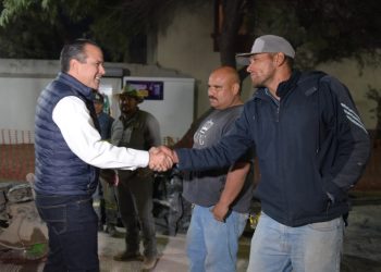 Junto a vecinos Toño Astiazarán supervisa avances de rehabilitación en avenida Navojoa