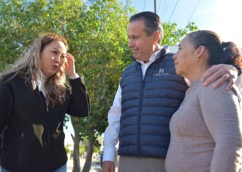 Entrega Toño Astiazarán tinacos en la colonia Altares