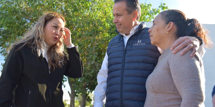 Entrega Toño Astiazarán tinacos en la colonia Altares