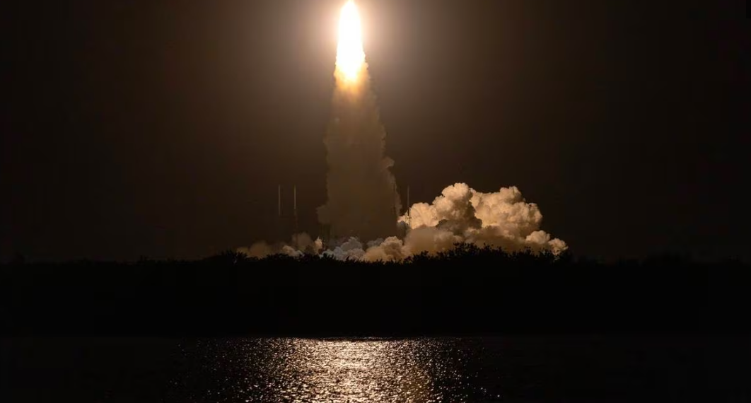 Tras fallar en su misión lunar, Módulo Peregrine se desintegra en su regreso a la tierra