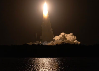 Tras fallar en su misión lunar, Módulo Peregrine se desintegra en su regreso a la tierra