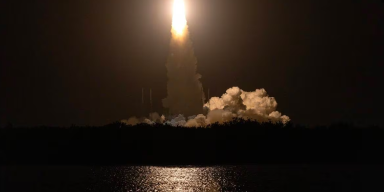 Tras fallar en su misión lunar, Módulo Peregrine se desintegra en su regreso a la tierra