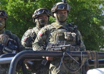 Aseguran armas y droga al interior de vehículos en Hermosillo