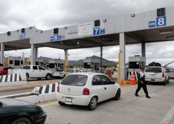 Caseta de cobro al norte de Hermosillo registra gran aforo vehicular