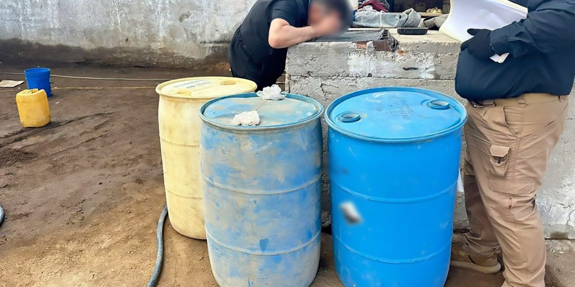 Mediante cateo la Policía Federal Ministerial de la FGR asegura cuatro 4300 litros de hidrocarburo en Hermosillo.