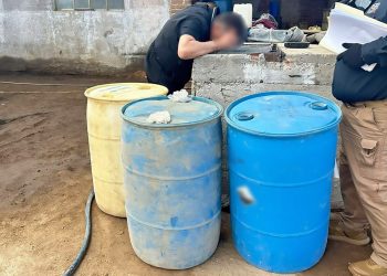 Mediante cateo la Policía Federal Ministerial de la FGR asegura cuatro 4300 litros de hidrocarburo en Hermosillo.