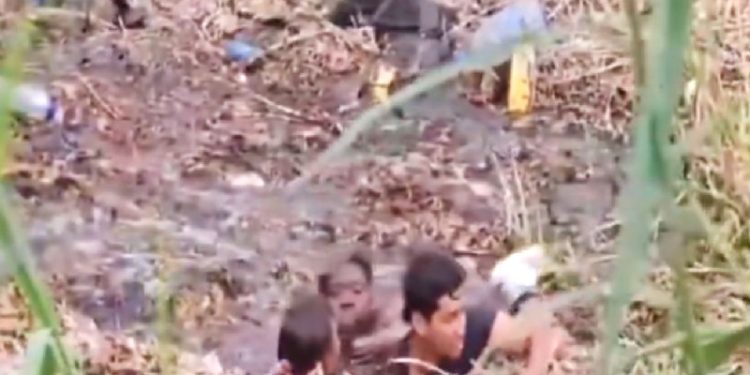 Mueren dos migrantes ahogados entre fango en el Río Bravo