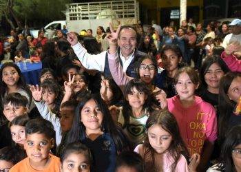 Acompaña Toño Astiazarán a habitantes de La Caridad en su Posada Navideña CRECES