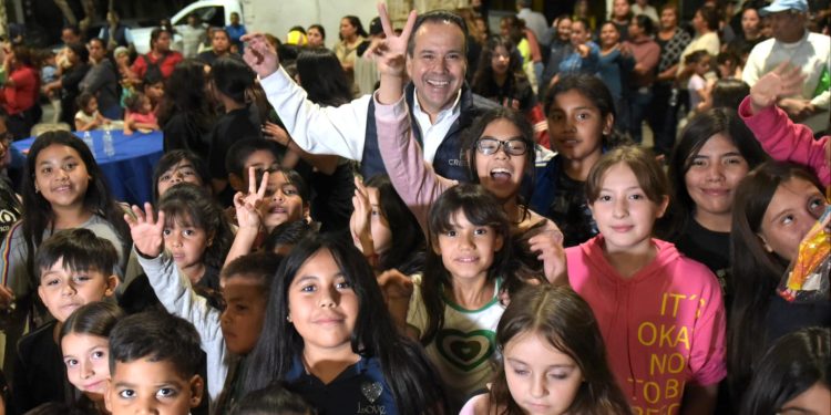 Acompaña Toño Astiazarán a habitantes de La Caridad en su Posada Navideña CRECES