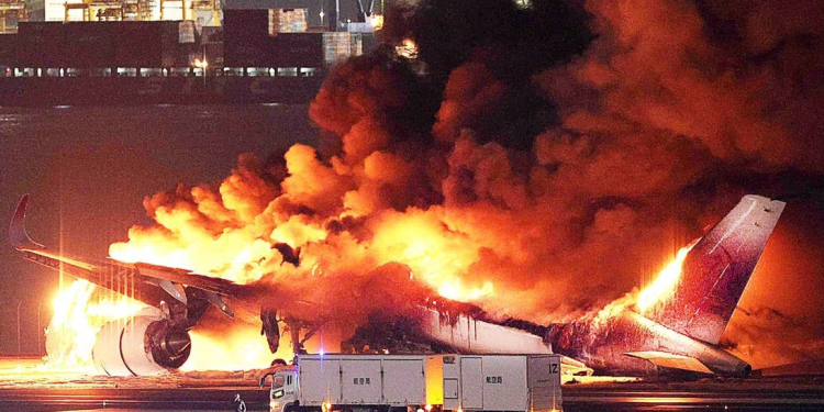 Colisión de dos aviones en Japón deja cinco muertos, anuncia ministro de Transportes