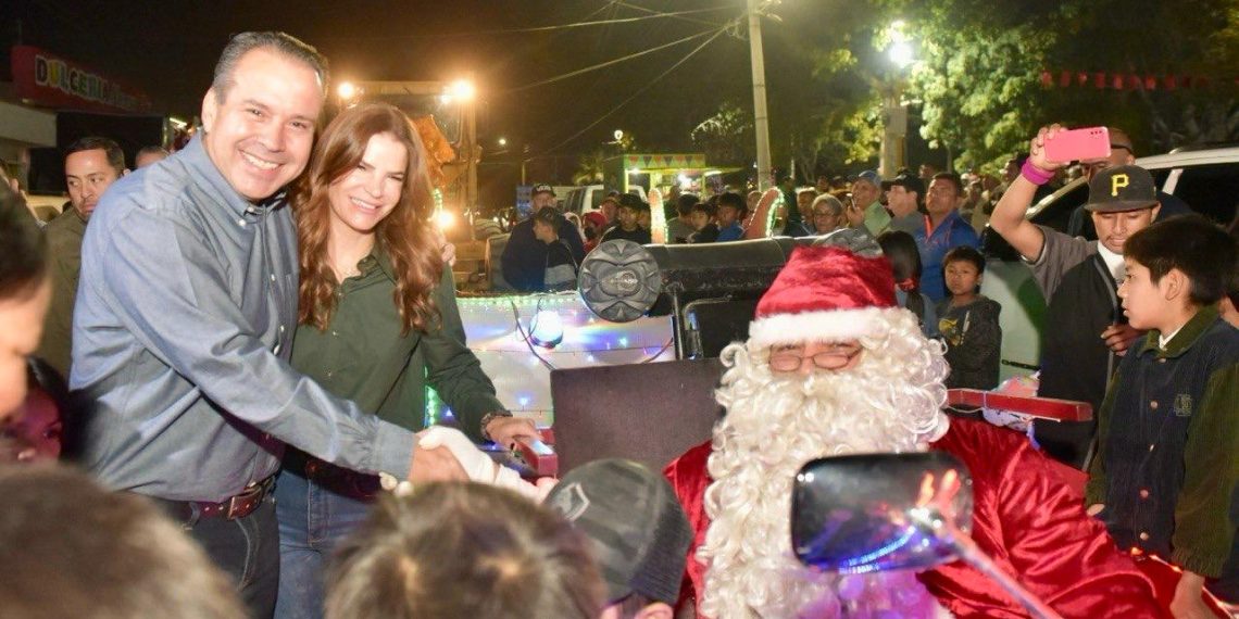 Encabeza Toño Astiazarán encendido de árbol de Navidad en el poblado Miguel Alemán