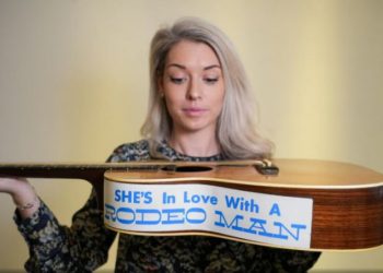 A subasta guitarra de Eric Clapton con todo y marcas de cigarro