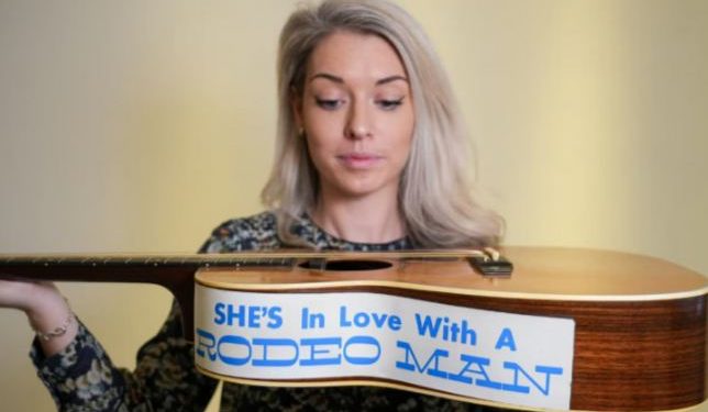 A subasta guitarra de Eric Clapton con todo y marcas de cigarro