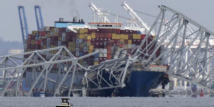 Carguero choca contra puente en Baltimore y lo derrumba 