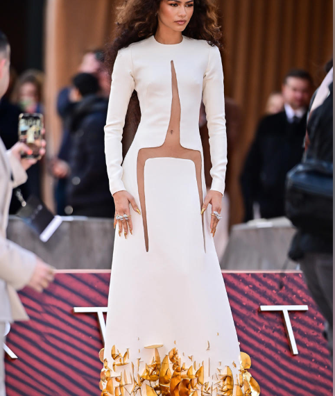 Zendaya es una visión con un vestido blanco de ilusión óptica y sandalias de tacón