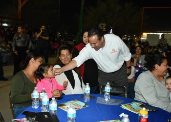 Convive Toño Astiazarán con familias de Pueblitos en posada Creces