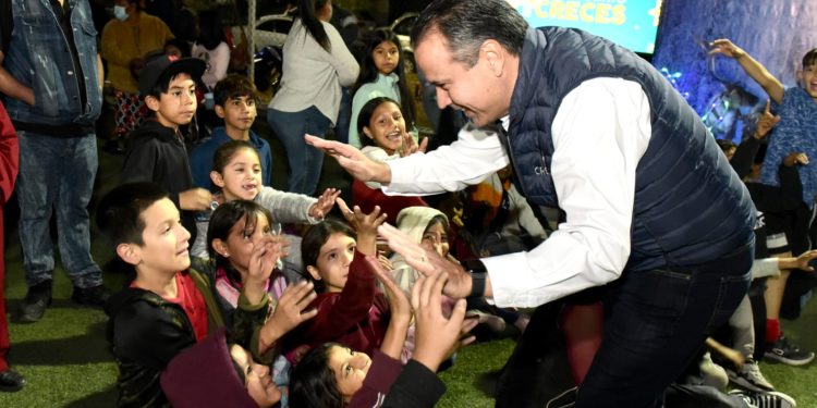 Con asistencia de Toño Astiazarán festejan familias de colonia Dunas posada Creces