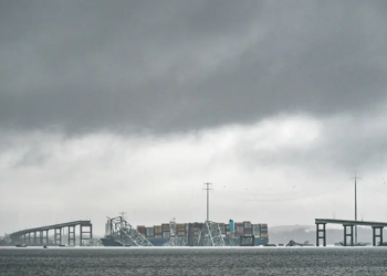 Hallan los cuerpos de un mexicano y un guatemalteco en un auto que cayó del puente de Baltimore