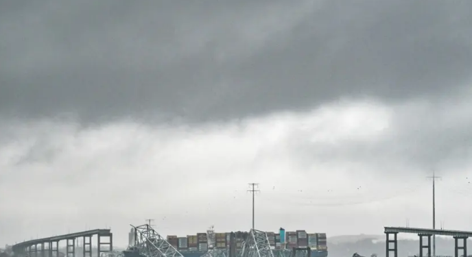 Hallan los cuerpos de un mexicano y un guatemalteco en un auto que cayó del puente de Baltimore