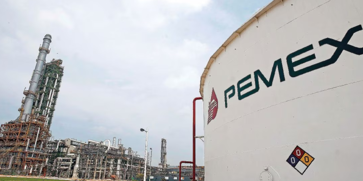 Recorta Moody's calificación de Pemex; está a un escalón de caer en default
