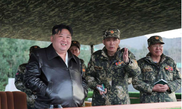 Kim Jong-un inspecciona “famosa” unidad de tanques que invadió Seúl