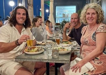 El mundo se ha convertido en un lugar más oscuro: padres de los dos surfistas asesinados en México repatriarán los restos de sus hijos