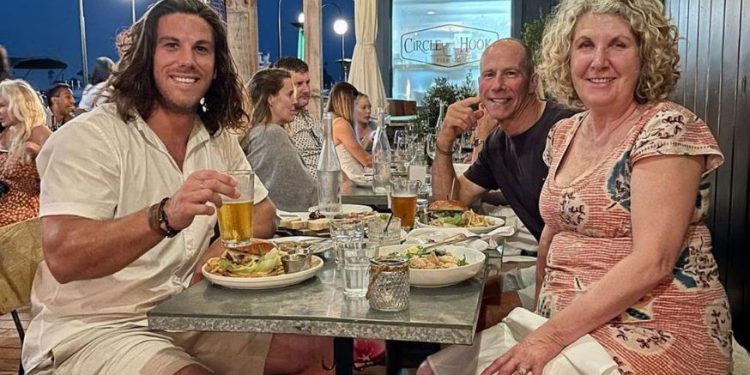 El mundo se ha convertido en un lugar más oscuro: padres de los dos surfistas asesinados en México repatriarán los restos de sus hijos