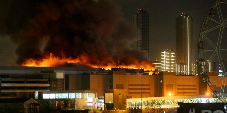 Atentado terrorista en sala de conciertos en Moscú deja al menos 40 muertos.