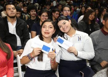 Entrega gobernador Alfonso Durazo más de cuatro mil becas a estudiantes universitarios