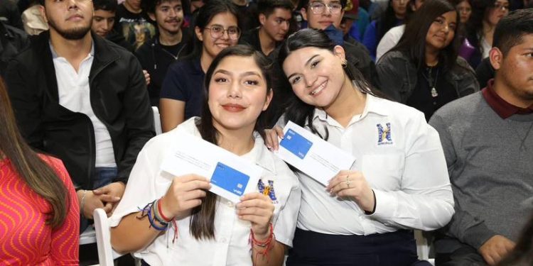 Entrega gobernador Alfonso Durazo más de cuatro mil becas a estudiantes universitarios