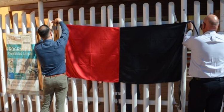 Colocan banderas rojinegras en la UES; 15 mil estudiantes se quedan sin clases