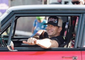 Yahir se echa unas carreras en Hermosillo: ama los autos deportivos