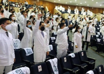 Médicos residentes reprochan falta de pago en 18 hospitales de México