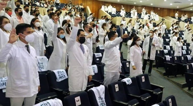 Médicos residentes reprochan falta de pago en 18 hospitales de México