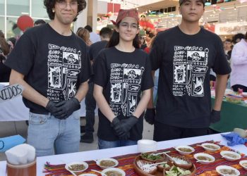 Coloca Gobierno Municipal placa de la Séptima Muestra de San Pedro en Universidad Vizcaya de las Américas