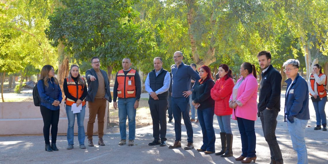 Muestra Toño Astiazarán obras en Parque Madero a alcalde de San Pedro Garza García, Nuevo León