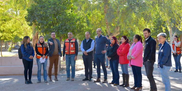 Muestra Toño Astiazarán obras en Parque Madero a alcalde de San Pedro Garza García, Nuevo León