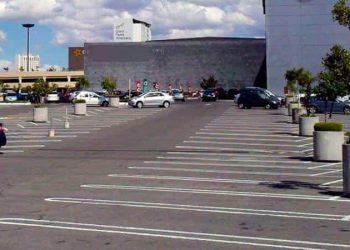 Aprueba comisión ley de gratuidad en estacionamientos de centros comerciales