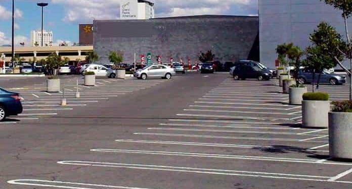 Aprueba comisión ley de gratuidad en estacionamientos de centros comerciales