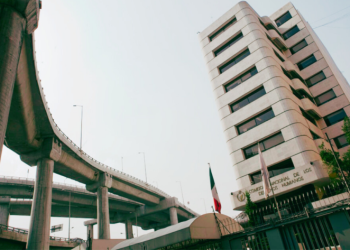 CNDH responsabiliza a autoridades estatales y federales por falta de reparación tras el derrame tóxico de Grupo México en el Río Sonora.