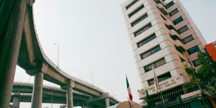 CNDH responsabiliza a autoridades estatales y federales por falta de reparación tras el derrame tóxico de Grupo México en el Río Sonora.