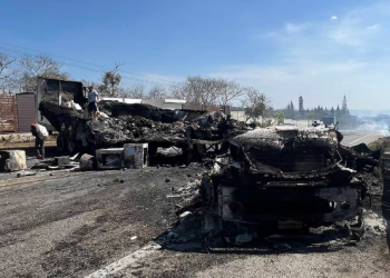 Cárteles del narcotráfico queman vehículos en una batalla en Chiapas