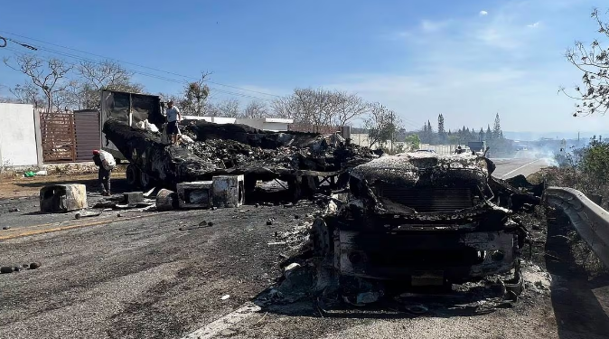 Cárteles del narcotráfico queman vehículos en una batalla en Chiapas