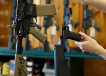 Juez de EU acepta demanda de México contra distribuidores de armas en Arizona