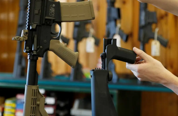 Juez de EU acepta demanda de México contra distribuidores de armas en Arizona