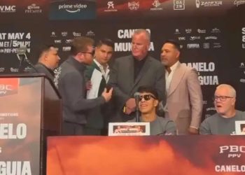 ¡Se calentaron los ánimos! 'Canelo' Álvarez y Oscar de la Hoya casi llegan a los golpes