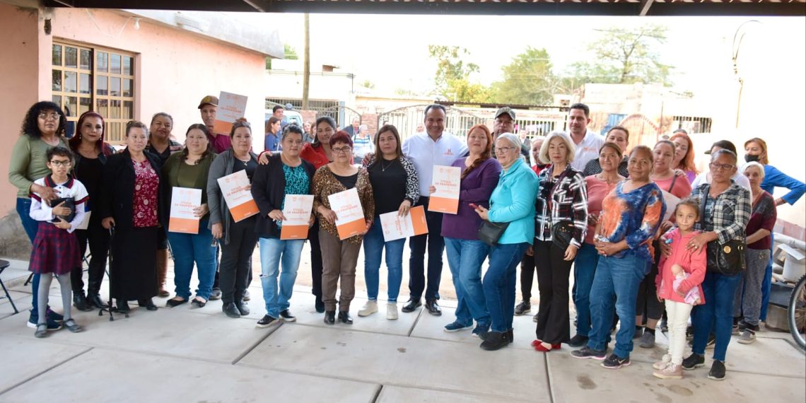 Entrega Toño Astiazarán certeza en su patrimonio a 9 familias más
