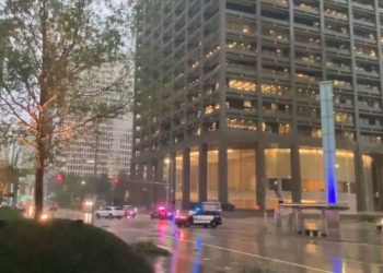 Casi un millón de residentes de Houston se quedan sin luz por fuertes tormentas