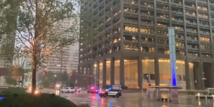 Casi un millón de residentes de Houston se quedan sin luz por fuertes tormentas